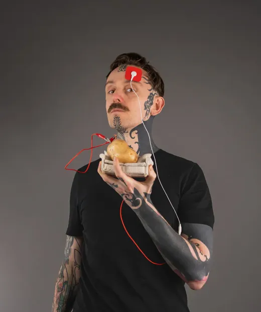 Si, founder and magician at Bristol Magic Theatre